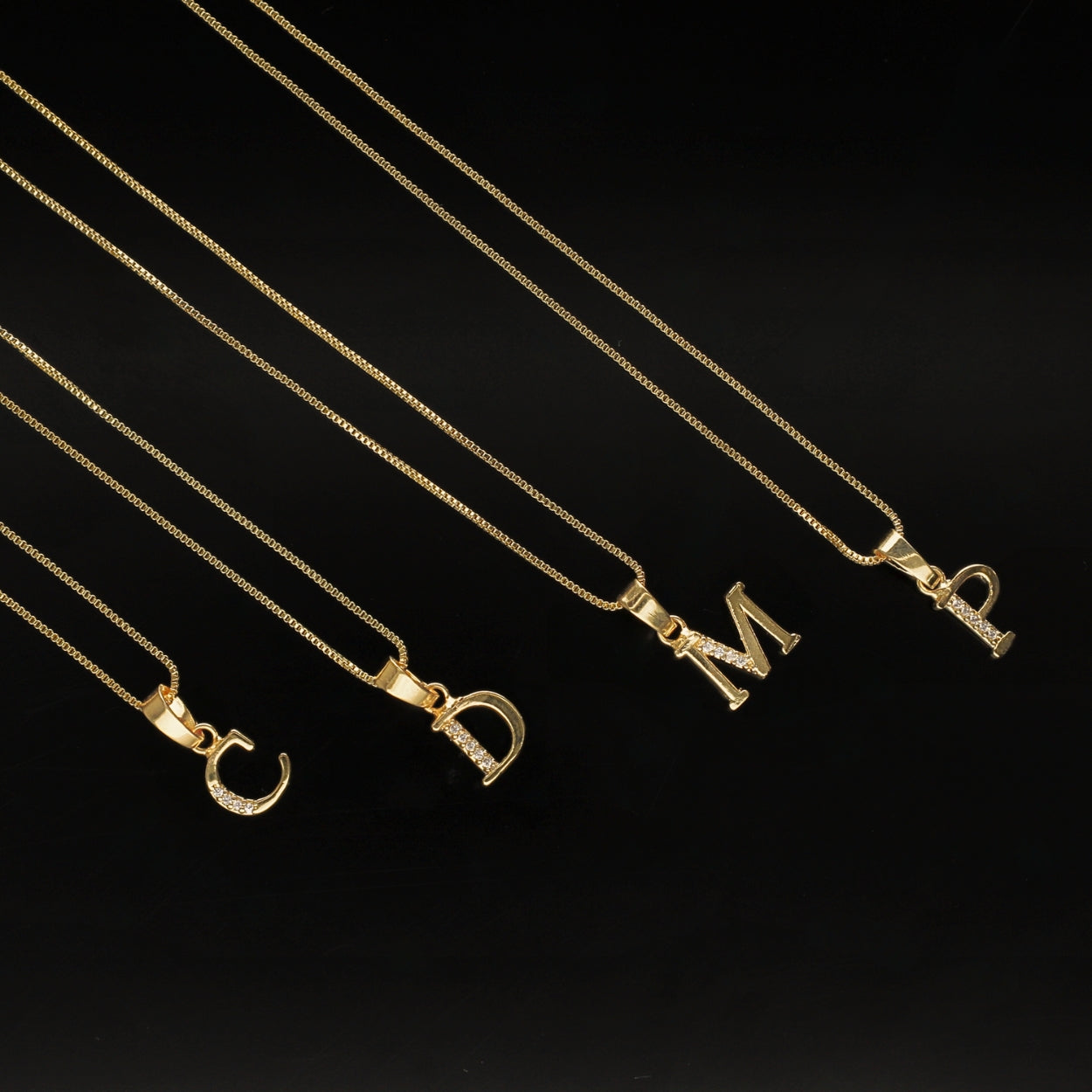 Cadena Aurux con inicial
